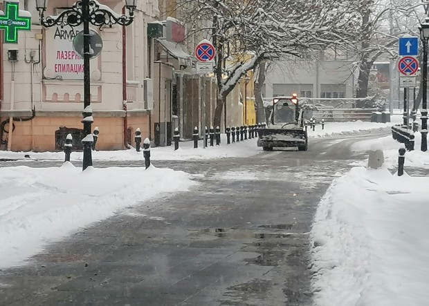 Продължава почистването на снега от алеите в пловдивските градини и паркове