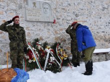 Снегът и студът не уплашиха желаещите да се преклонят пред барелефа на Васил Левски