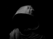 Момчета с качулки нахлуха в дома на дядо и му взеха 300 лв.