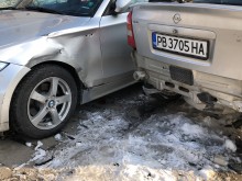 Първи кадри от мястото, на което 18-годишен с БМВ удари 3 коли