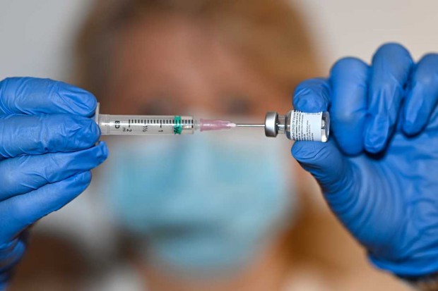 Делът на населението ваксинирано срещу коронавируса надхвърля 50 на сто