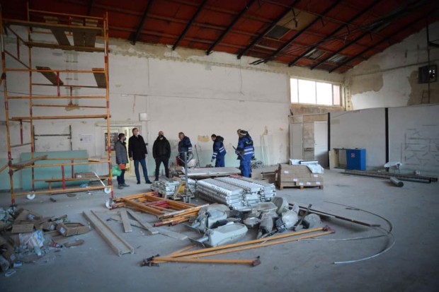 Започна дългоочаквания ремонт на залата за борба в спортен комплекс