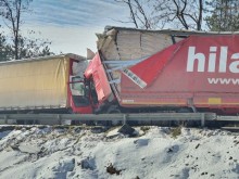 Зверски челен удар между два тира на Е79, поляци са замесени