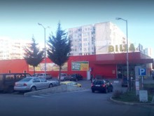 Накараха много наивна женица да направи голяма глупост в найлонова торбичка под пейка срещу "Билла"