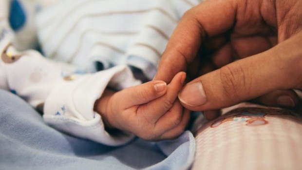 Във Франция за първи път се роди бебе след присаждане