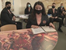Браво! Деца се обучават на чинове с образите на видни българи