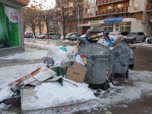 Читател: Кой умник сложи тези кофи за боклук тук?