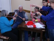 Малки и големи плетат 10-километрова мартеница за рекорд