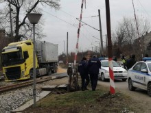 Пътнически влак блъсна ТИР с царевица на жп прелез в Лом