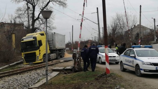 bTV
Пътнически влак удари ТИР на жп прелез на ул Белоградчишко