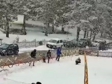 Силен сняг и бяла красота на "Хижа Здравец"