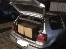 Пловдивчaнин опита да натовари 550 стека безакцизни цигари в своя "Фолквсваген", полицията го спипа