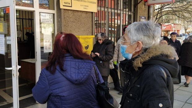 Апаши причакват старците пред пощенските клонове след като вземат пенсии