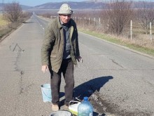 81-годишен сам кърпи дупките на пътя