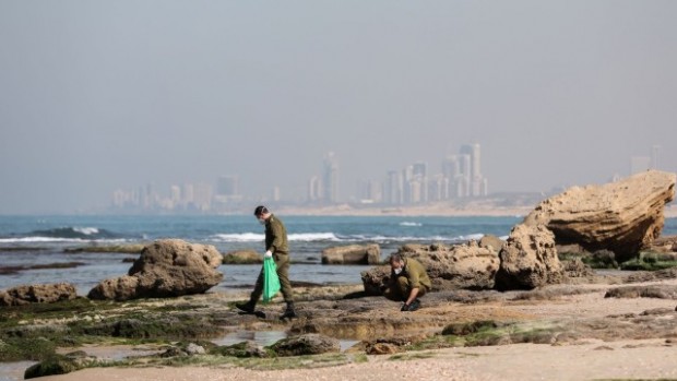 ЕПА БГНЕС
Израелските власти и неправителствени организации разчистват средиземноморското крайбрежие на страната