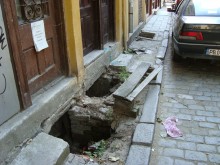 Крадци свиха решетките на няколко избени прозореца в "Капана"