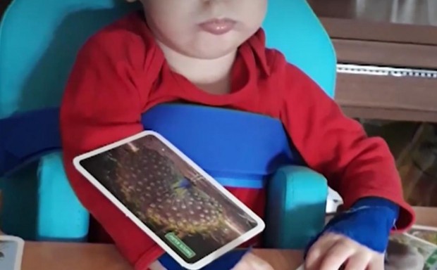 2 годишният Влади от Перник страда от детска церебрална парализа и