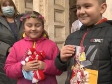 Дечица направиха мартенички за медиците на първа линия