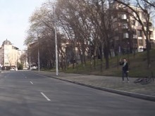 Деца замерят преминаващи коли по централна улица в Пловдив