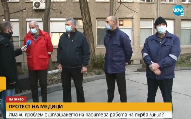 Шофьори на линейки в Гоце Делчев недоволстват заради неполучени пари