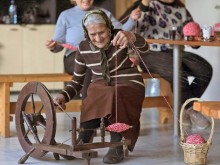 89-годишна жена изплете най-дългата мартеница