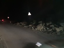 Вижте как почистват срутената скална маса на пътя Асеновград - Смолян