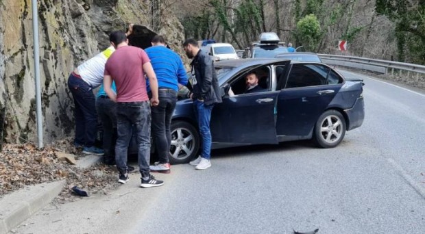 Появиха се снимки от катастрофата, на която неволни свидетели станаха кметът на Пловдив и шефът на полицията