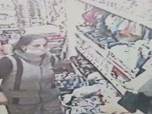 Спипаха жена да краде в магазин, съблече се, за да върне стоката