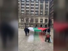 Нашенци в Чикаго вдигнаха българското знаме на централния площад