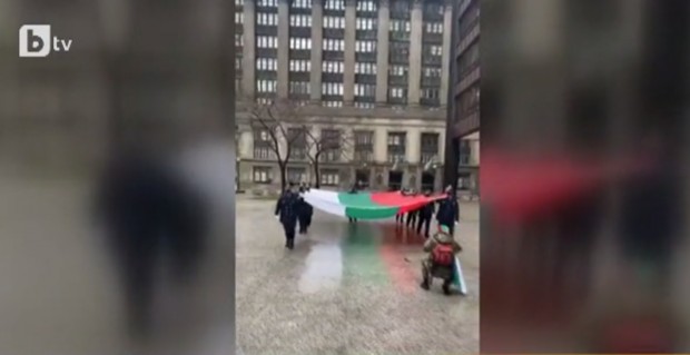 Българи в Чикаго вдигнаха българското знаме на централния площад пред