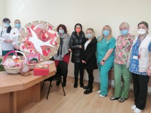 Деца от ДГ "Мирослава" изпратиха бяла лястовица на медиците от УМБАЛ "Свети Георги"
