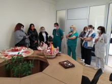 Ученици изненадаха медиците от УМБАЛ "Свети Георги" - Пловдив с мартеници