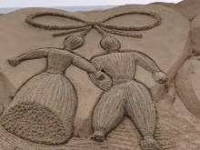 Пижо и Пенда от пясък на плажа в Бургас