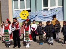 Учениците в Първенец също посрещнаха Баба Марта