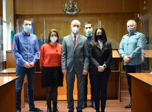 През март Варненският окръжен съд беше избран от четирима стажант-юристи