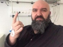 Музикантът Венци Мицов се заразил с COVID-19 на опашка за ваксина