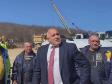 Бойко Борисов си подари сакото на един от работниците на АМ "Хемус"