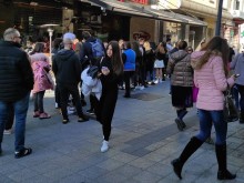 Дълга опашка се изви пред заведение в центъра на Пловдив, хората чакат ред