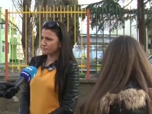 Жестока агресия! Момче преби ученик в Бургас, други снимат с телефоните си!