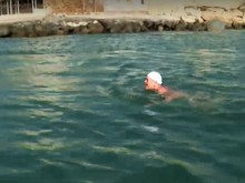 Възрастен помориец се къпе в леденостудените води на Черно море