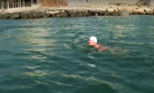 Пенсионер от Поморие плува в морето при минусови температури, за
