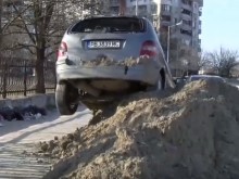 Потрошен лек автомобил застина в странна поза върху насип в Пловдив