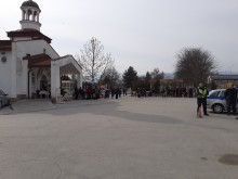Полицейски патрули регулират движението край гробищните паркове в Пловдив