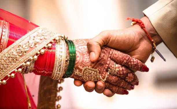 Булка прекали с плача по време на традиционен сватбен ритуал