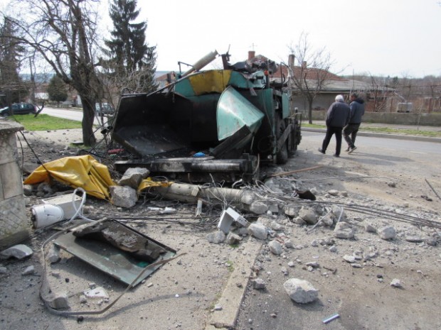 Инцидент с машина за полагане на асфалт в село Басарбово