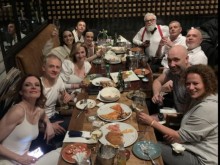 Родни актьори газят забраните в ресторант