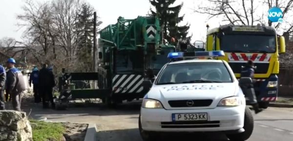 В русенското село Басарбово катастрофира машина за асфалтиране. При ремонт