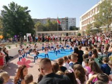Официално: Хиляди родители на ученици получават по 300 лева! Ето за кои класове важи!