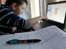 Очаква се МОН да одобри наръчник за родители за обучение в електронна среда