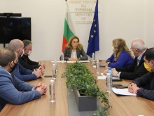 Николова: Трудно е да се правят планове за международните пътувания и мерките